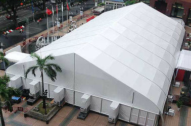Особенной шатер изогнутый формой, огромный коммерчески шатер шатра события